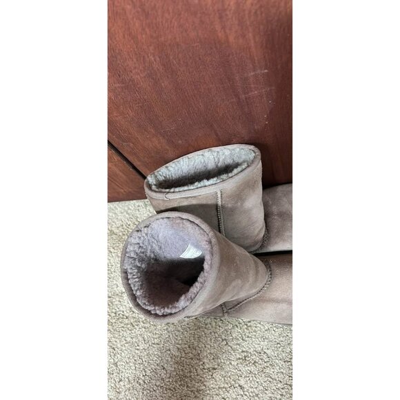 Classic UGG Womens Short Boots Size 8 Taupe Suede Shearling Lined Winter Shoes - Picture 3 of 10